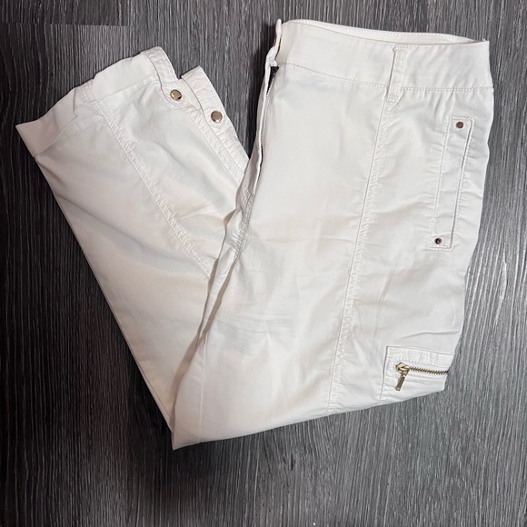 shorts. white color with gold details. size 1p excellent condition - Picture 3 of 8